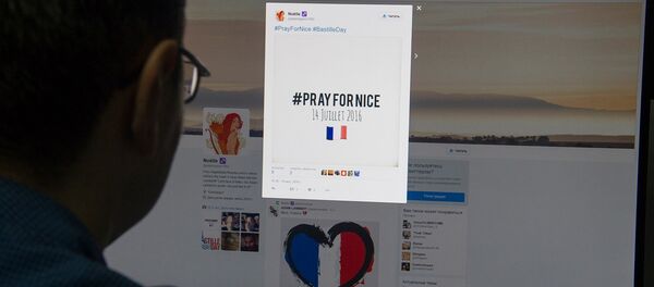 Пользователь соцсети у компьютера Пользователь соцсети у компьютера - Sputnik Армения