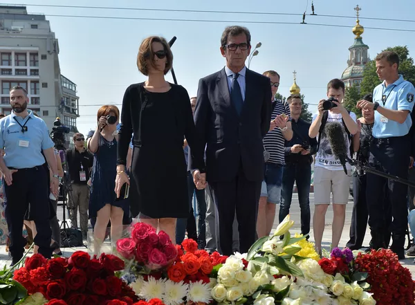 Цветы в память о погибших в Ницце у посольства Франции Цветы в память о погибших в Ницце у посольства Франции - Sputnik Армения