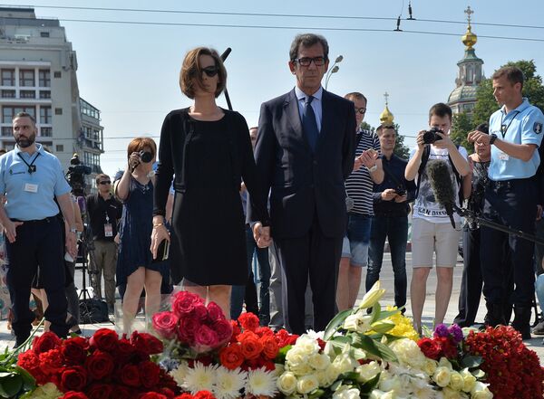 Цветы в память о погибших в Ницце у посольства Франции Цветы в память о погибших в Ницце у посольства Франции - Sputnik Армения