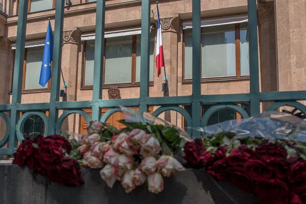 Знойная погода не пощадила свежие цветы у французского посольства - Sputnik Армения