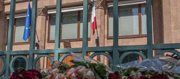 Цветы у посольства Франции в  Армении - Sputnik Армения