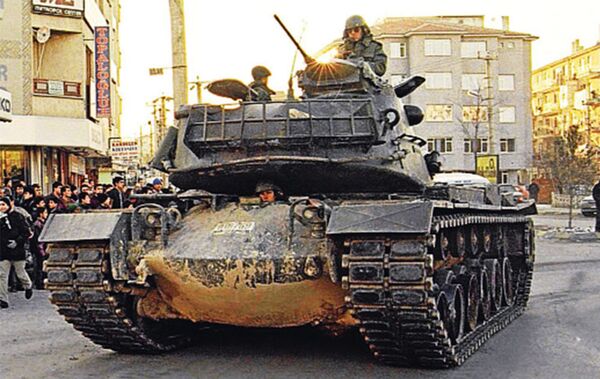 28 февраля 1997 г. Танк путчистов на улицах Синджана 28 февраля 1997 г. Танк путчистов на улицах Синджана - Sputnik Արմենիա