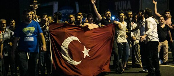 Митингующие в Стамбуле во время попытки государственного переворота Митингующие в Стамбуле во время попытки государственного переворота - Sputnik Արմենիա