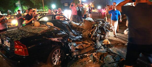 Покореженные машины в Стамбуле после столкновений Покореженные машины в Стамбуле после столкновений - Sputnik Армения