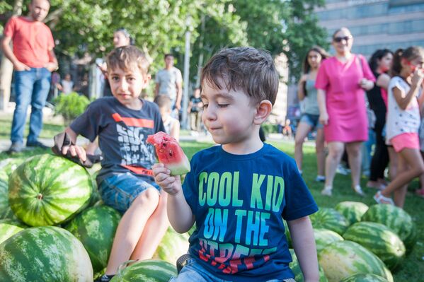 Четвертый фестиваль арбуза прошел в армянской столице в рамках программы Ереванское лето - Sputnik Армения