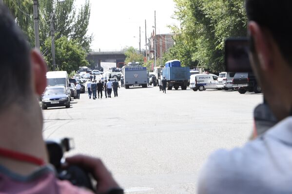 Ситуация близ места захвата вооруженной группой здания полиции в Ереване. - Sputnik Армения