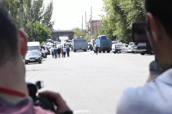 Ситуация близ места захвата вооруженной группой здания полиции в Ереване. Ситуация близ места захвата вооруженной группой здания полиции в Ереване. - Sputnik Армения