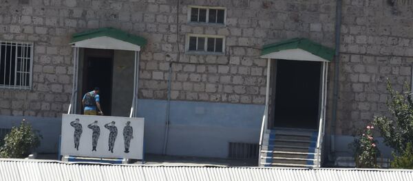 Вооруженный человек входит в здание полиции в Ереване Вооруженный человек входит в здание полиции в Ереване - Sputnik Արմենիա