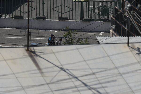 Вооруженные люди возле здания полиции в Ереване. - Sputnik Армения