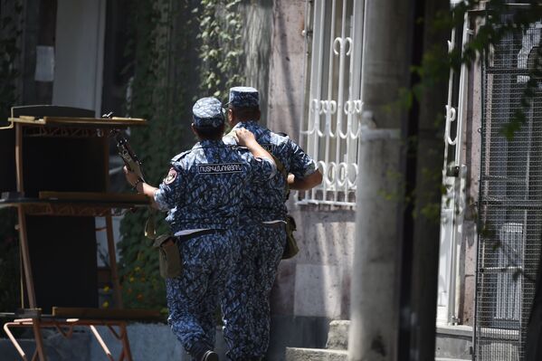 Сотрудники полиции патрулируют в районе Эребуни, где в воскресенье утром  был совершен захват здания ППС в Ереване. - Sputnik Армения