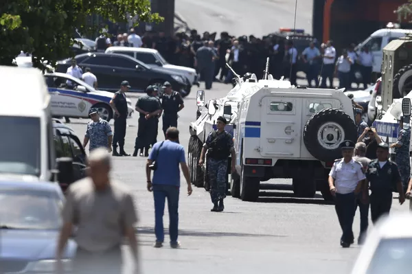 Ситуация в зоне захвата здания полиции в Ереване. Ситуация в зоне захвата здания полиции в Ереване. - Sputnik Армения
