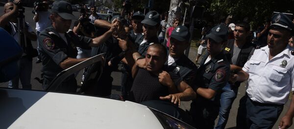 Полиция задерживает всех подозрительных лиц Полиция задерживает всех подозрительных лиц - Sputnik Армения