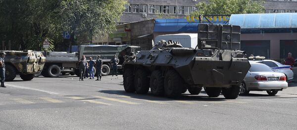 Бронетранспортер на месте захвата здания полиции в Эребуни - Sputnik Армения