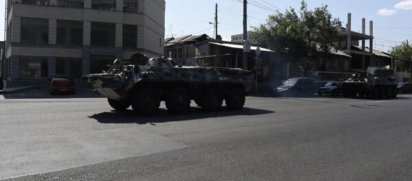 БТР на месте захвата здания полиции в Ереване - Sputnik Армения