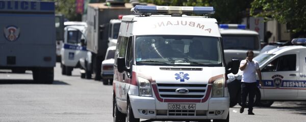 Карета Скорой помощи перевозит раненых в результате захвата здания полиции в Ереване. Карета Скорой помощи перевозит раненых в результате захвата здания полиции в Ереване. - Sputnik Արմենիա