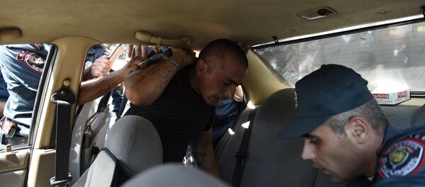 Задержание члена вооруженной группы Задержание члена вооруженной группы - Sputnik Армения