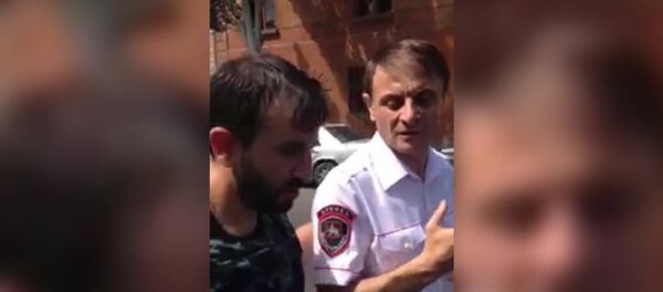 Депутат армянского парламента снял видео внутри захваченного здания полиции Депутат армянского парламента снял видео внутри захваченного здания полиции - Sputnik Армения