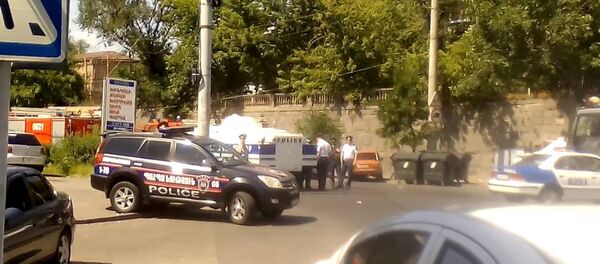 Кольцо оцепления из бронетехники и сил правопорядка Кольцо оцепления из бронетехники и сил правопорядка - Sputnik Армения