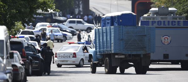 Ситуация на подступах к захваченному зданию полиции Ситуация на подступах к захваченному зданию полиции - Sputnik Армения