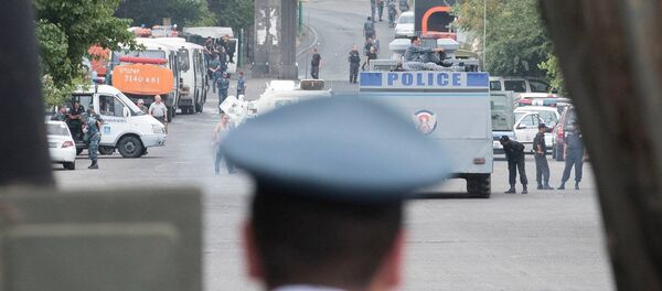 Утро после первой ночи с места захвата здания полиции в Ереване Утро после первой ночи с места захвата здания полиции в Ереване - Sputnik Արմենիա