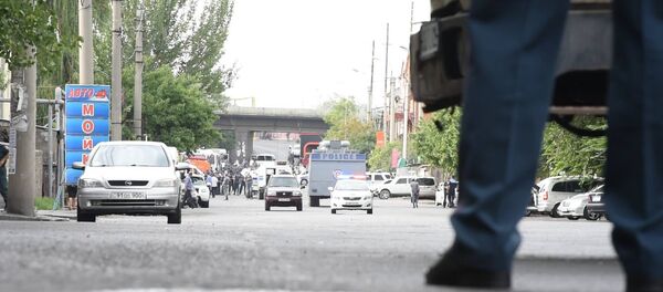 Ситуация на месте захвата здания полиции в Ереване Ситуация на месте захвата здания полиции в Ереване - Sputnik Армения