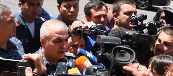 Заместитель начальника полиции Армении Унан Погосян общается с журналистами Заместитель начальника полиции Армении Унан Погосян общается с журналистами - Sputnik Армения