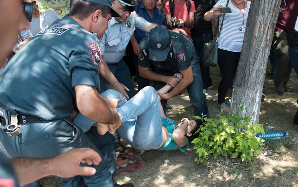 Задержание девушки близ захваченного здания полиции в Ереване - Sputnik Армения