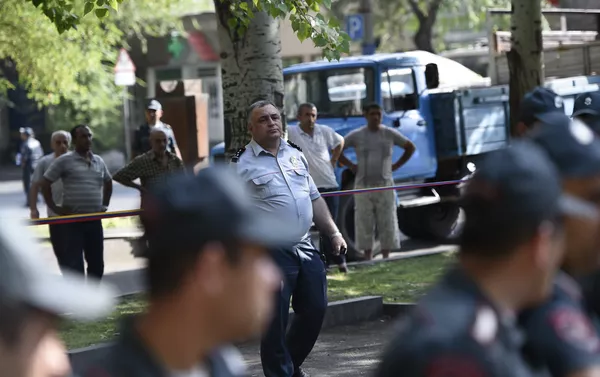 Сотрудники полиции Армении на месте захвата здания полиции в Ереване Сотрудники полиции Армении на месте захвата здания полиции в Ереване - Sputnik Армения