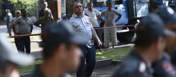 Сотрудники полиции Армении на месте захвата здания полиции в Ереване Сотрудники полиции Армении на месте захвата здания полиции в Ереване - Sputnik Արմենիա