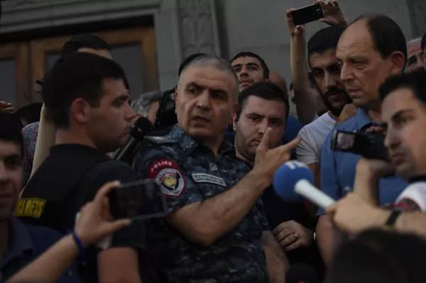 Замначальника Полиции Армении Унан Погосян переговаривается с митингующими. Замначальника Полиции Армении Унан Погосян переговаривается с митингующими. - Sputnik Армения
