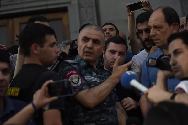 Замначальника Полиции Армении Унан Погосян ведет переговоры с митингующими. Замначальника Полиции Армении Унан Погосян ведет переговоры с митингующими. - Sputnik Армения