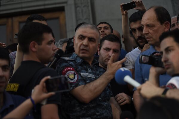 Замначальника Полиции Армении Унан Погосян ведет переговоры с митингующими. - Sputnik Армения