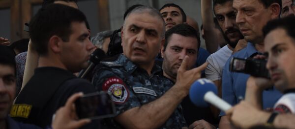 Замначальника Полиции Армении Унан Погосян переговаривается с митингующими. Замначальника Полиции Армении Унан Погосян переговаривается с митингующими. - Sputnik Արմենիա