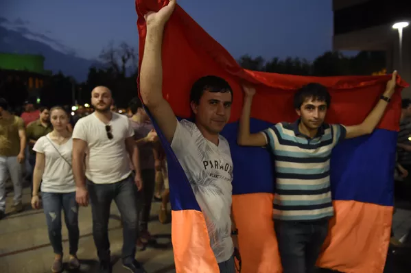 Шествие митингующих в Ереване Шествие митингующих в Ереване - Sputnik Армения