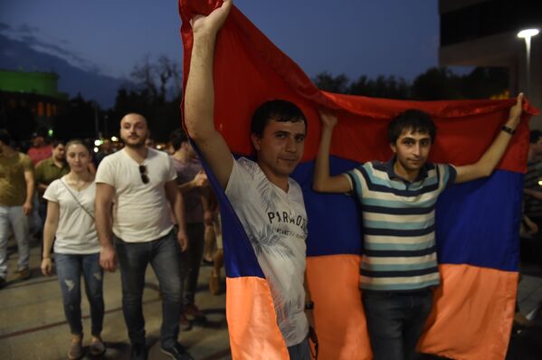 Шествие митингующих в Ереване - Sputnik Армения