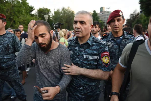 Активисты жалуются замначальнику полиции на плохое обращение правоохранительных органов Активисты жалуются замначальнику полиции на плохое обращение правоохранительных органов - Sputnik Армения