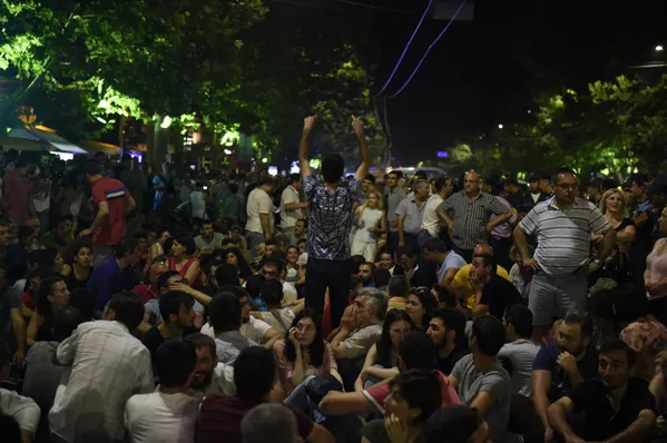 Митингующие в Ереване устроили сидячую акцию Митингующие в Ереване устроили сидячую акцию - Sputnik Армения