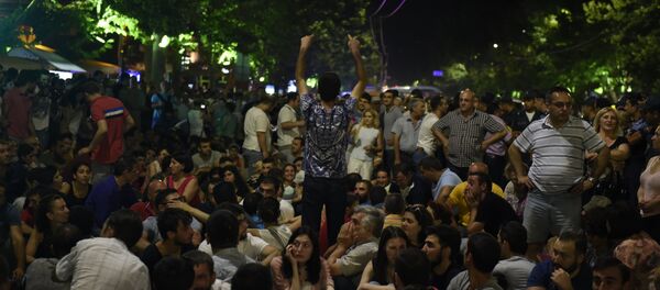 Митингующие в Ереване устроили сидячую акцию Митингующие в Ереване устроили сидячую акцию - Sputnik Արմենիա