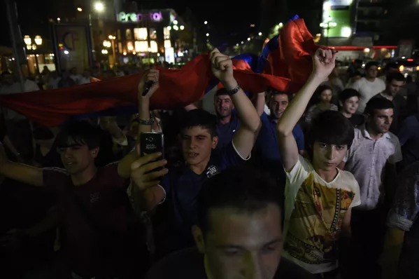 Шествие участников акции протеста в Ереване Шествие участников акции протеста в Ереване - Sputnik Армения