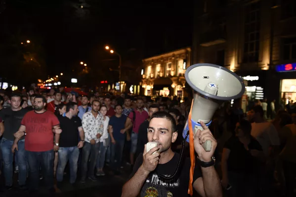 В числе митингующих много представителей молодежи. В числе митингующих много представителей молодежи. - Sputnik Армения