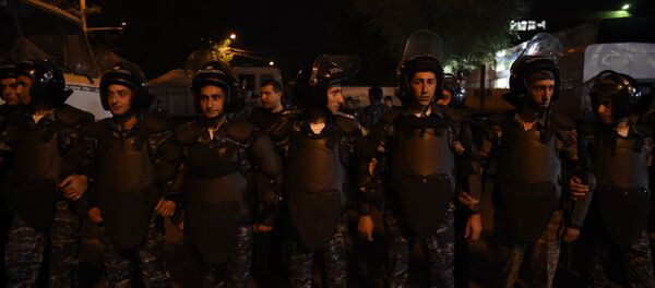 К захваченному зданию полиции в Ереване прибыли демонстранты К захваченному зданию полиции в Ереване прибыли демонстранты - Sputnik Армения