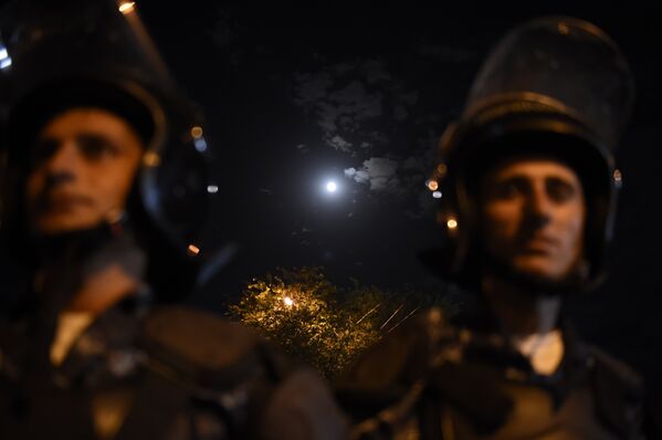 Сотрудники полиции близ захваченного здания полка ППС в Ереване. - Sputnik Армения