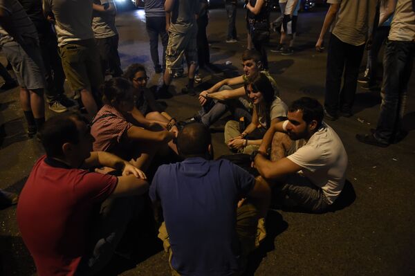 Митингующие прибыли к захваченному зданию полиции в Ереване. Митингующие прибыли к захваченному зданию полиции в Ереване. - Sputnik Արմենիա