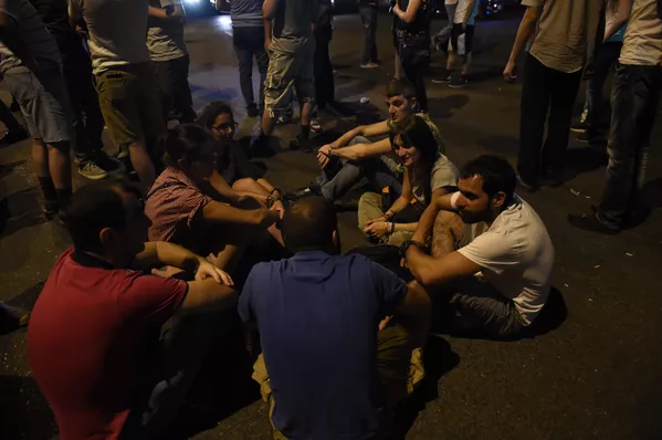 Митингующие прибыли к захваченному зданию полиции в Ереване. Митингующие прибыли к захваченному зданию полиции в Ереване. - Sputnik Армения