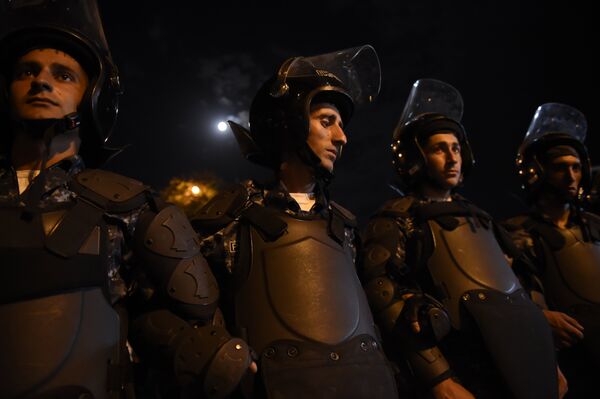 Сотрудники полиции близ захваченного здания полка ППС в Ереване. Сотрудники полиции близ захваченного здания полка ППС в Ереване. - Sputnik Արմենիա