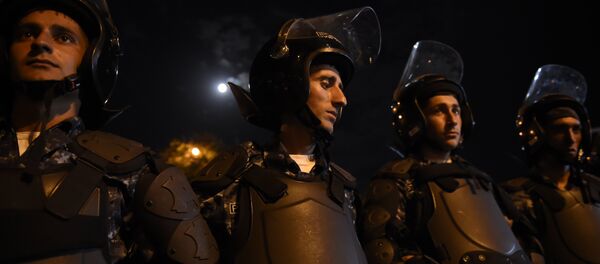 Сотрудники полиции близ захваченного здания полка ППС в Ереване. Сотрудники полиции близ захваченного здания полка ППС в Ереване. - Sputnik Армения