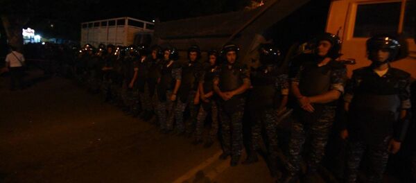 Ситуация близ захваченного здания полиции в Ереване Ситуация близ захваченного здания полиции в Ереване - Sputnik Армения