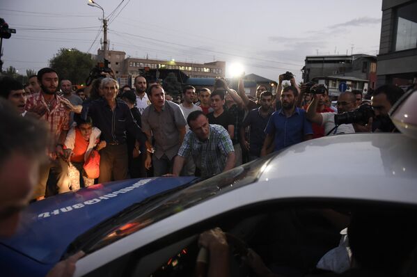 Демонстранты не дают проехать полицейской машине. - Sputnik Армения