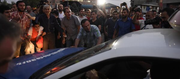 Демонстранты не дают проехать полицейской машине Демонстранты не дают проехать полицейской машине - Sputnik Արմենիա