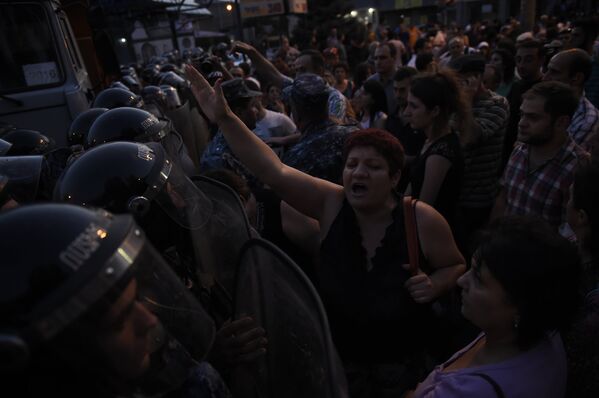 Демонстранты стоят напротив полицейского спецназа - Sputnik Армения